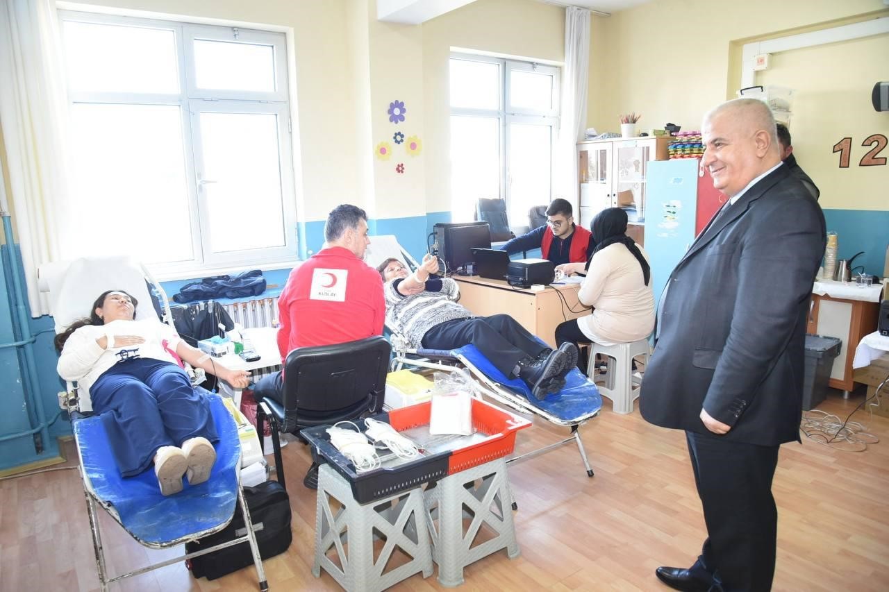 MEM Müdürü Selehattin Kal kan bağışı yaparak örnek oldu
