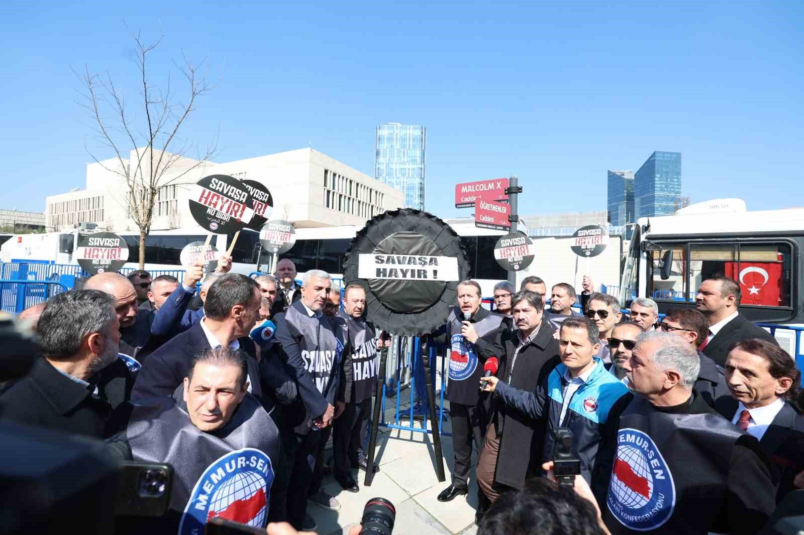 Memur-Sen, ABD Büyükelçiliği önüne siyah çelenk bıraktı
