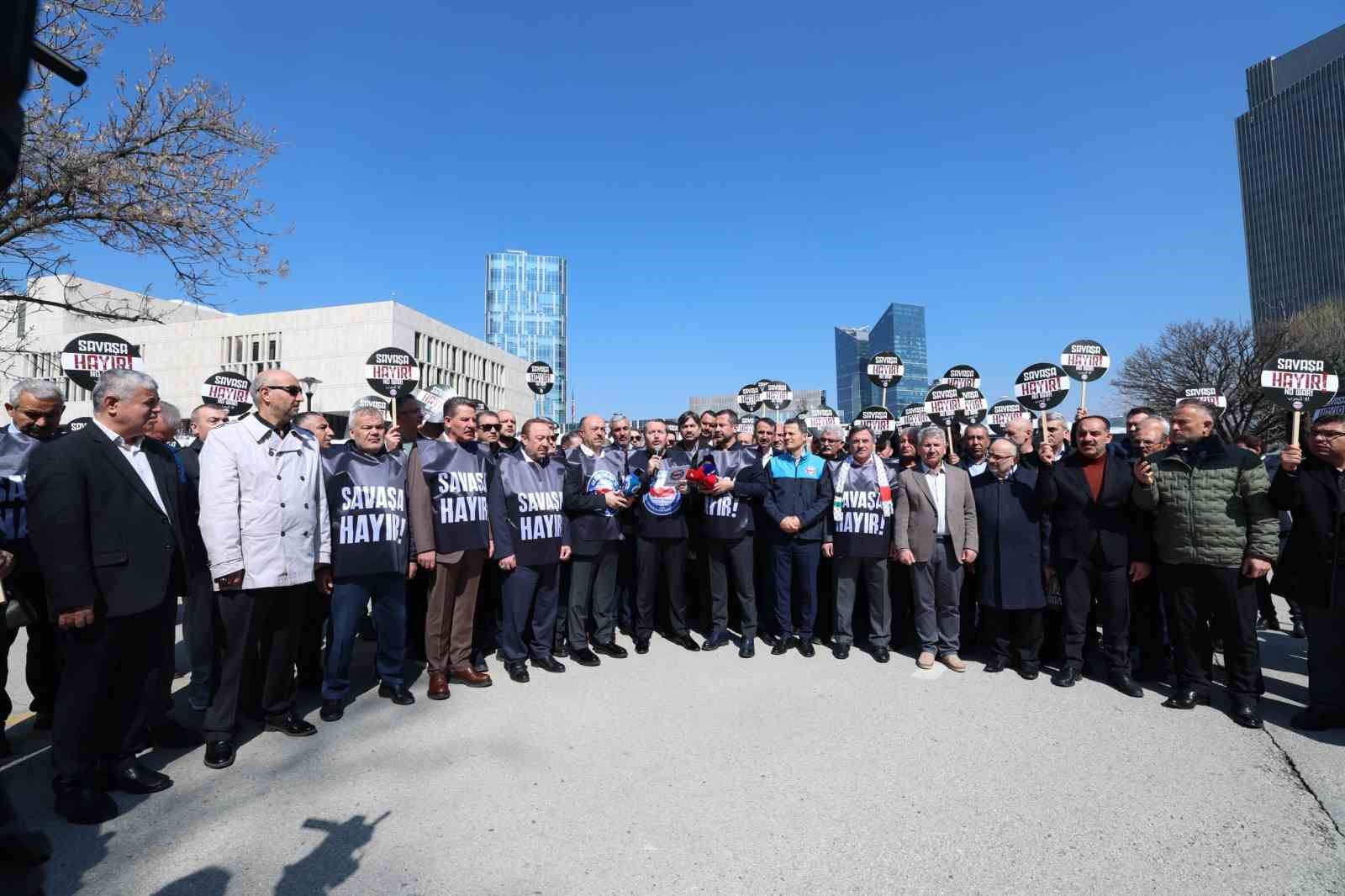 Memur-Sen, ABD Büyükelçiliği önüne siyah çelenk bıraktı
