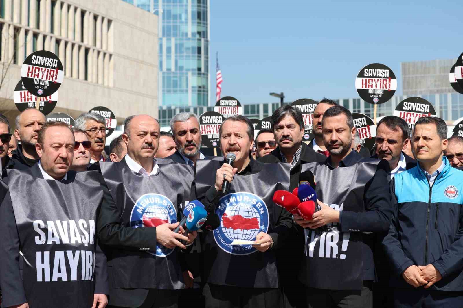 Memur-Sen, ABD Büyükelçiliği önüne siyah çelenk bıraktı
