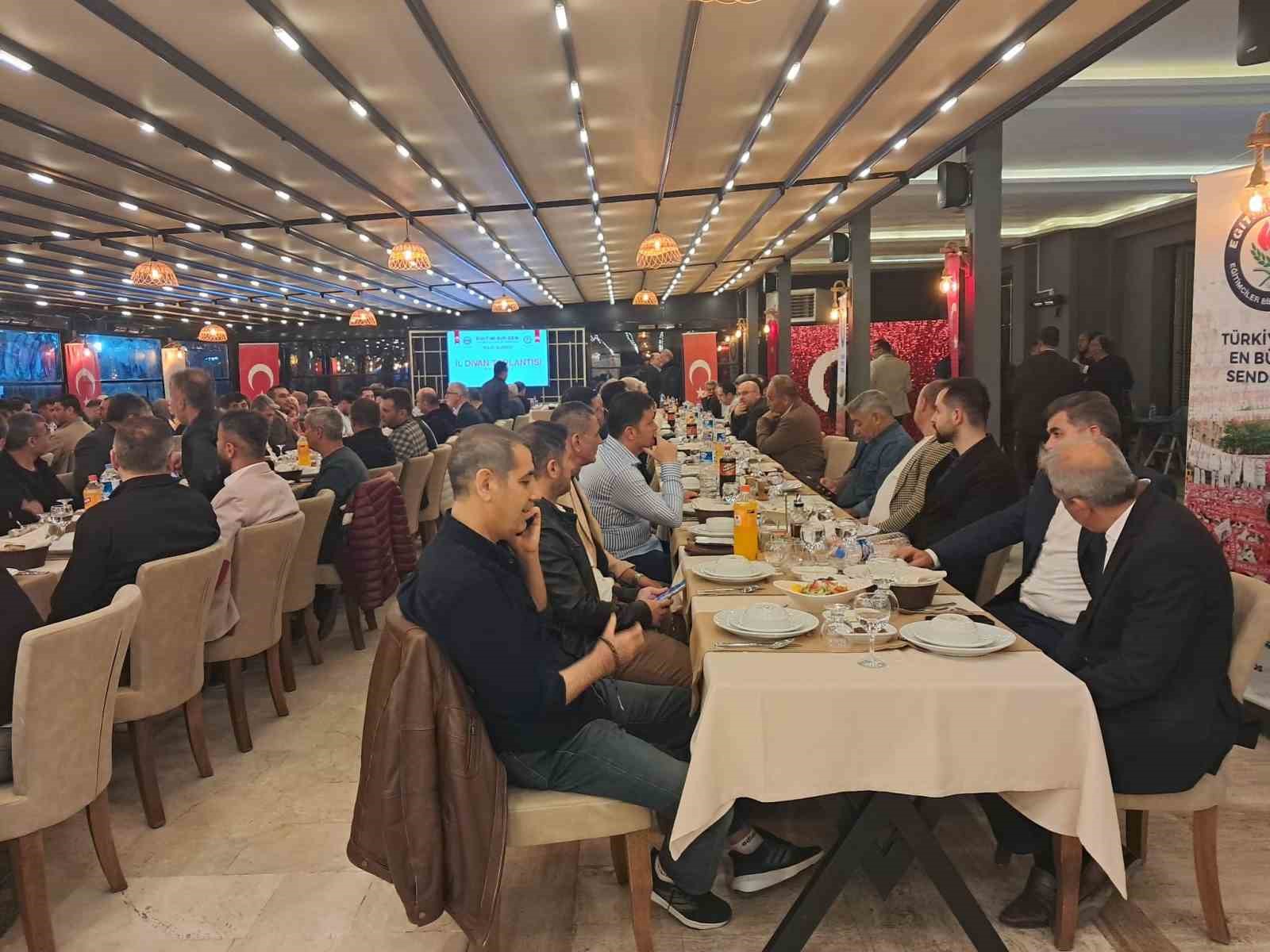 Memur-Sen Genel Başkanı Ali Yalçın: "Okullarda gerekirse tuşlu telefonlara dönüş olabilir"
