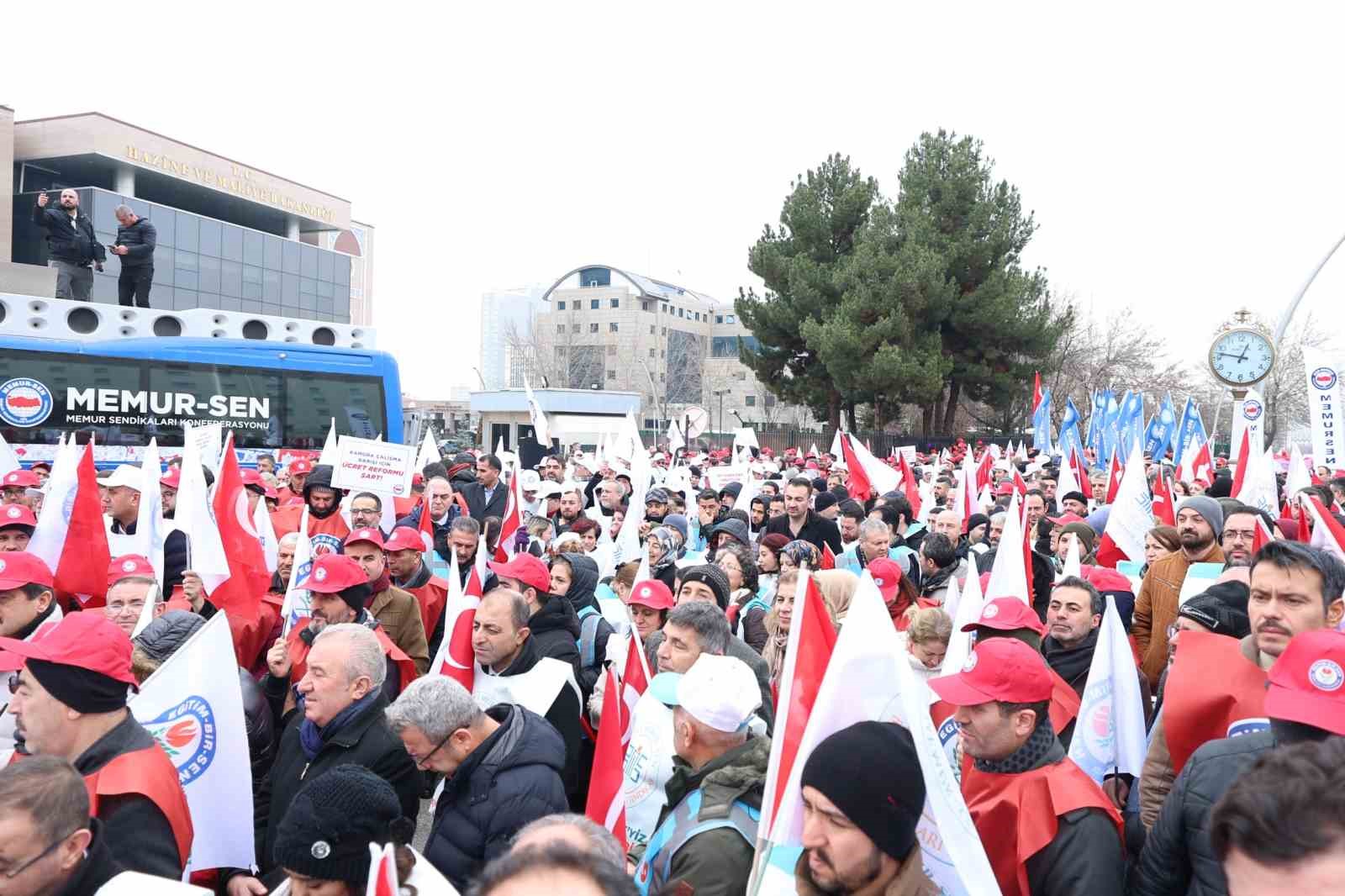 Memur-Sen Genel Başkanı Yalçın: "Kayıpların telafi edildiği ve emekliye de yansıyacak şekilde seyyanen zam verilsin diyoruz"
