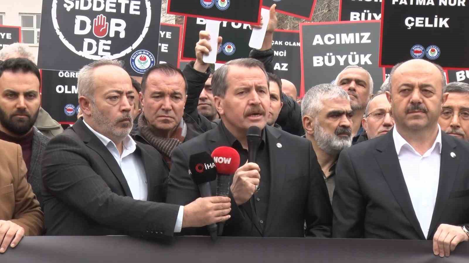 Memur-Sen’den Fatma Nur öğretmenin ardından okullarda can güvenliği çağrısı: "İdareten güvenlik değil, hakikaten güvenlik sağlanmalı"
Memur-Sen’den Fatma Nur öğretmenin ardından okullarda can güvenliği çağrısı: "İdareten güvenlik değil, hakikaten güvenlik sağlanmalı"