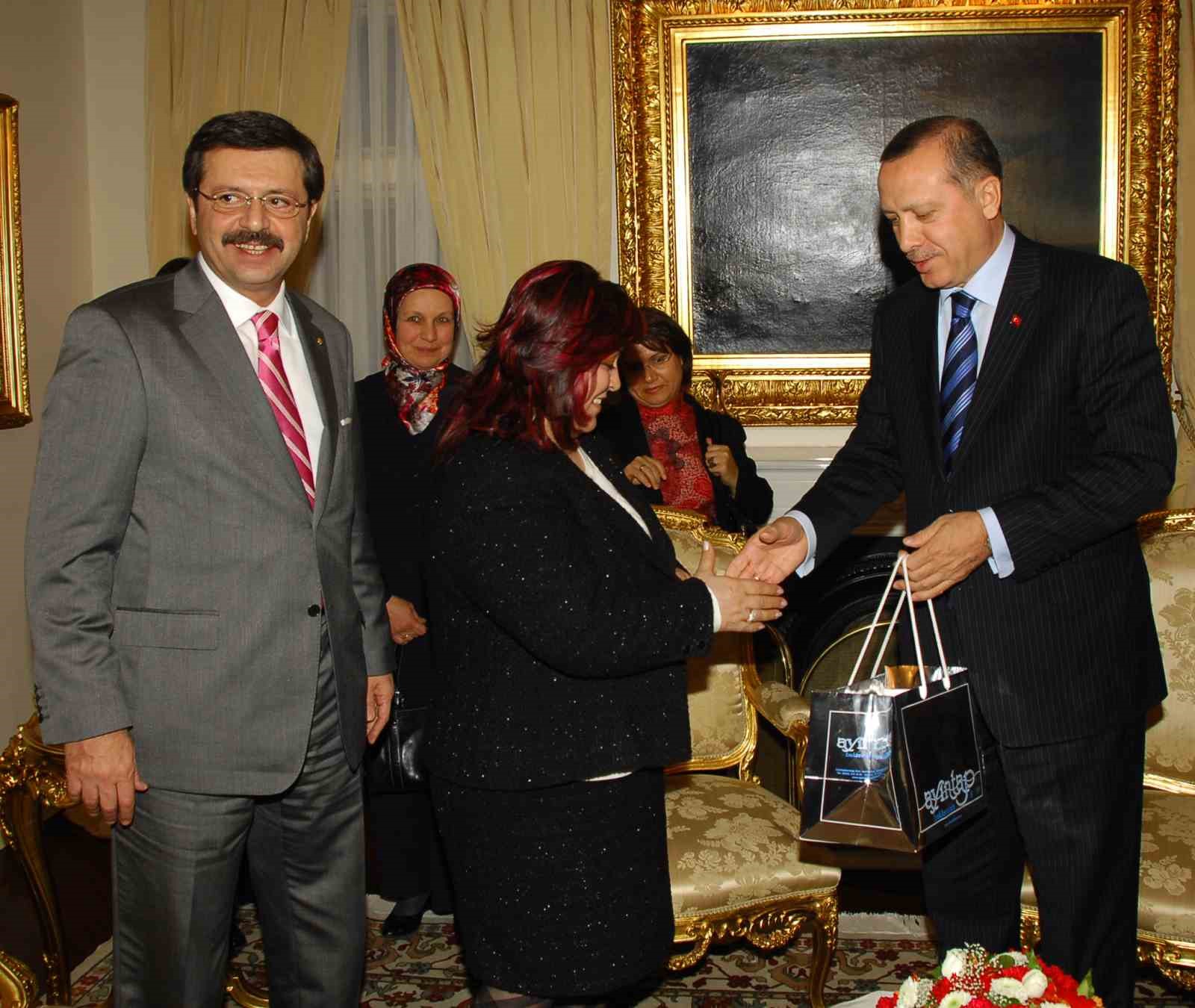 Memurluğu bıraktı, şimdi dünya markalarına gelinlik dikiyor
Memurluğu bıraktı, şimdi dünya markalarına gelinlik dikiyor