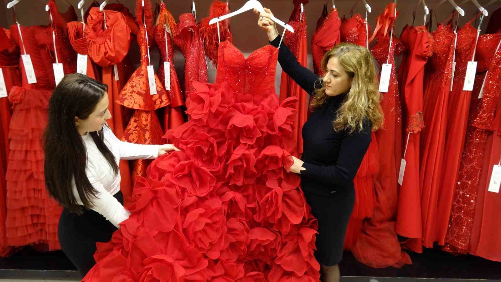 Memurluğu bıraktı, şimdi dünya markalarına gelinlik dikiyor
Memurluğu bıraktı, şimdi dünya markalarına gelinlik dikiyor