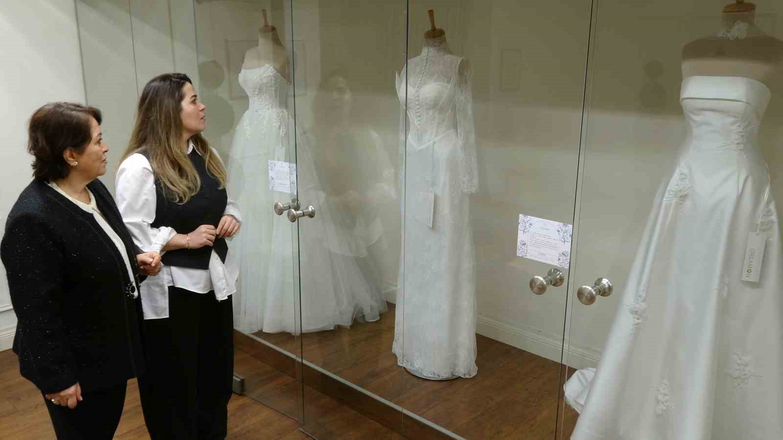 Memurluğu bıraktı, şimdi dünya markalarına gelinlik dikiyor
Memurluğu bıraktı, şimdi dünya markalarına gelinlik dikiyor