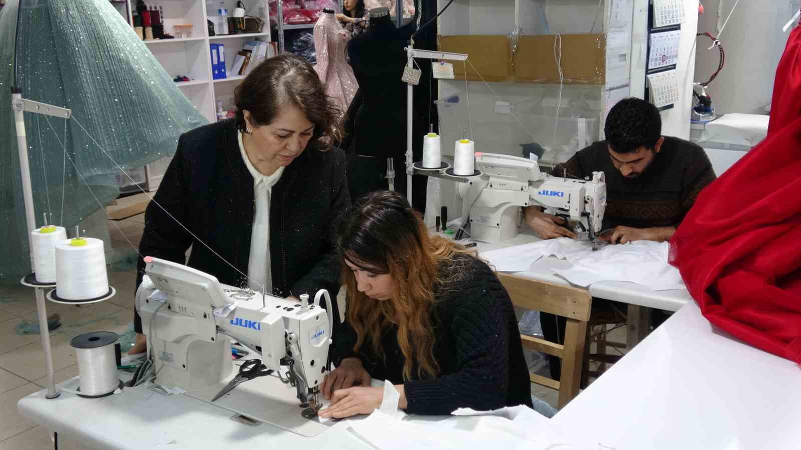 Memurluğu bıraktı, şimdi dünya markalarına gelinlik dikiyor
Memurluğu bıraktı, şimdi dünya markalarına gelinlik dikiyor