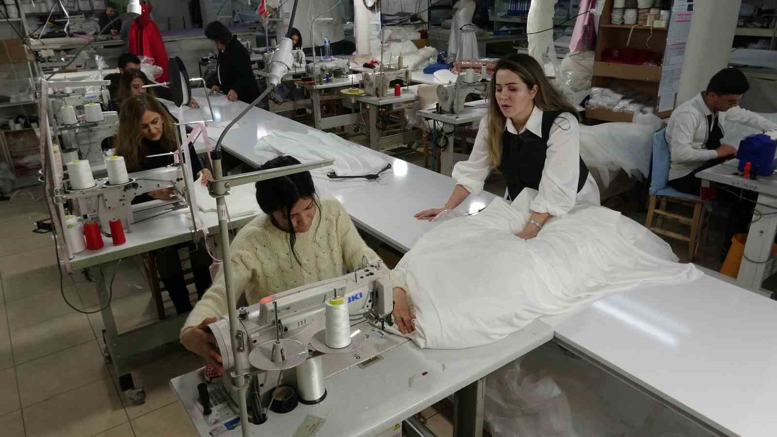 Memurluğu bıraktı, şimdi dünya markalarına gelinlik dikiyor
Memurluğu bıraktı, şimdi dünya markalarına gelinlik dikiyor