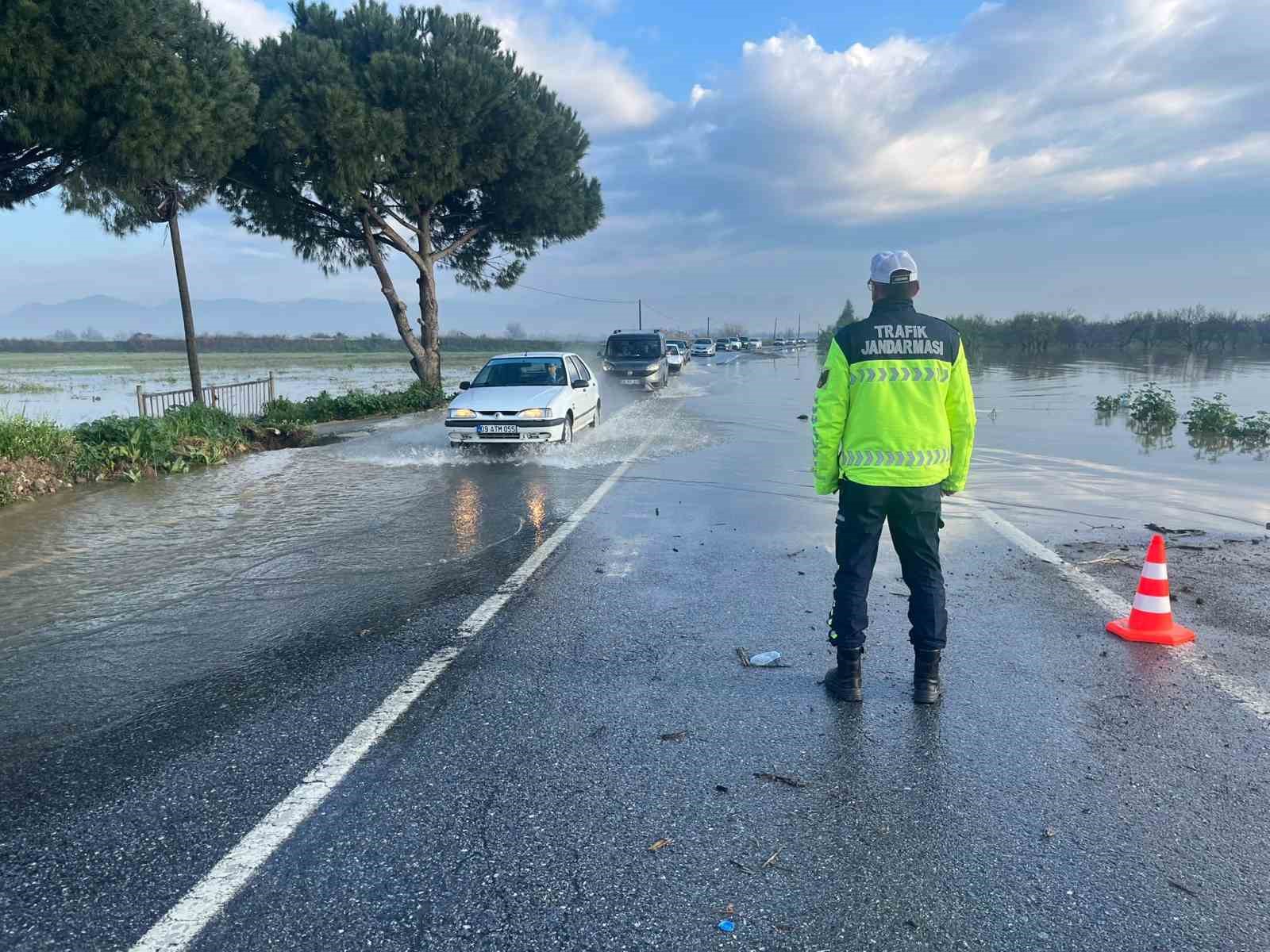 Menderes Nehri taştı, İncirliova-Koçarlı yolu sular altında kaldı
