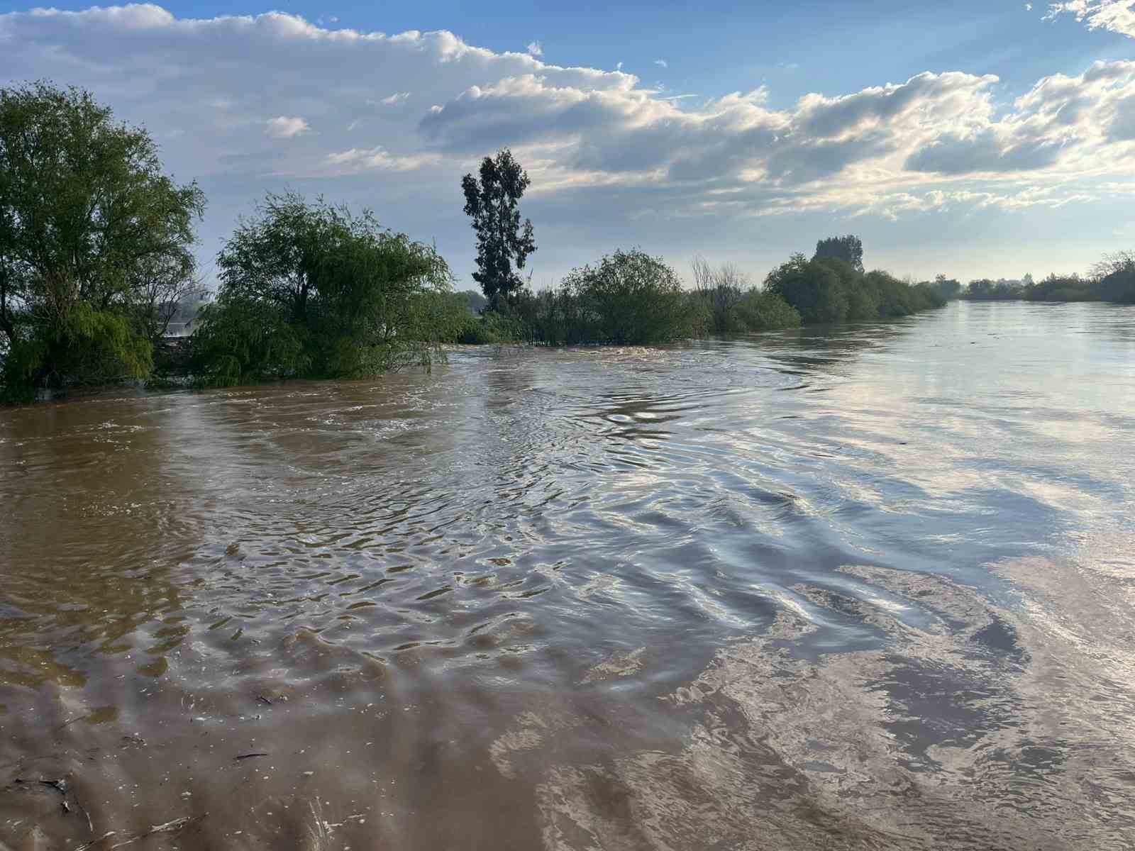 Menderes Nehri taştı, İncirliova-Koçarlı yolu sular altında kaldı
