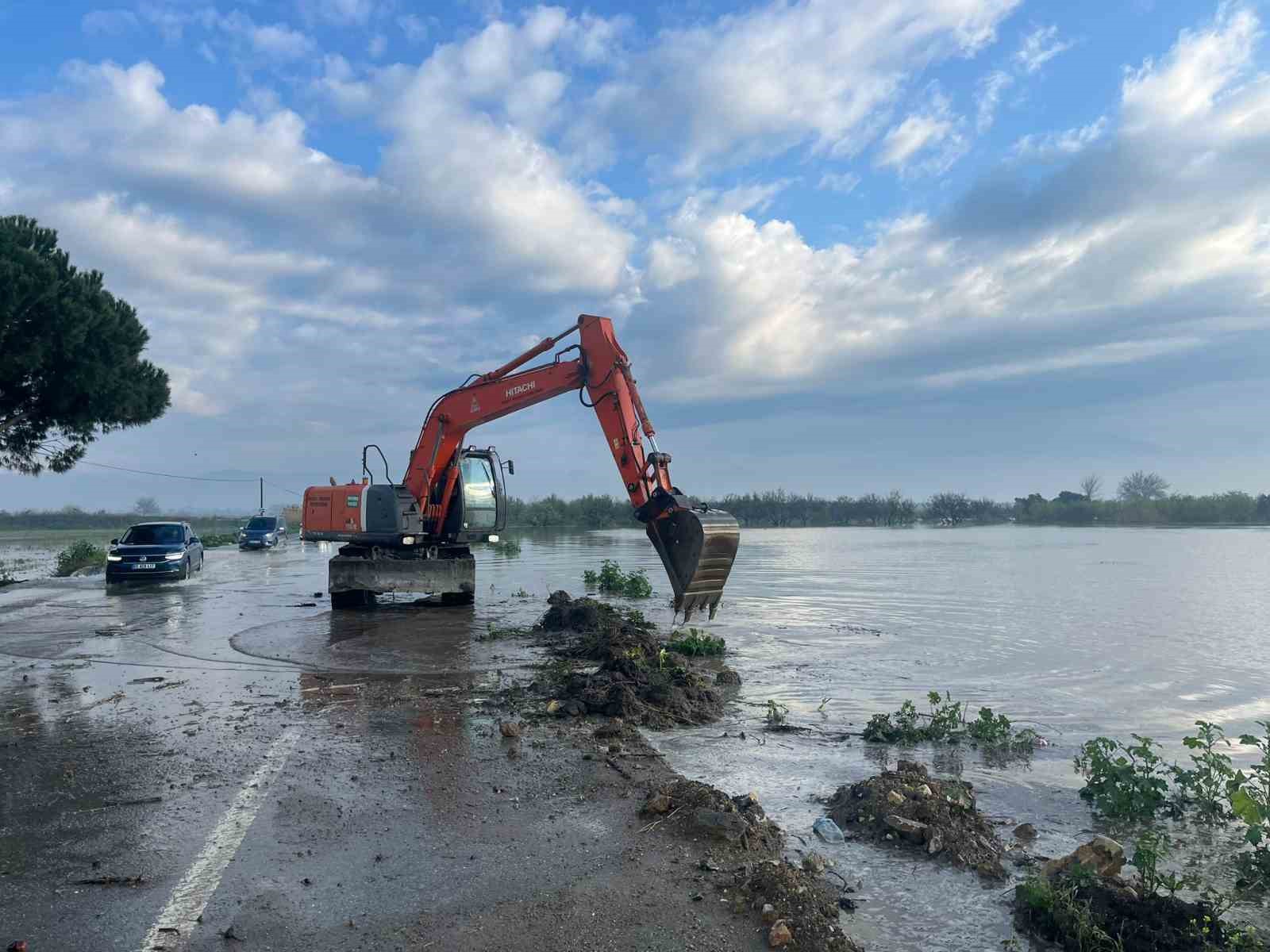 Menderes Nehri taştı, İncirliova-Koçarlı yolu sular altında kaldı
