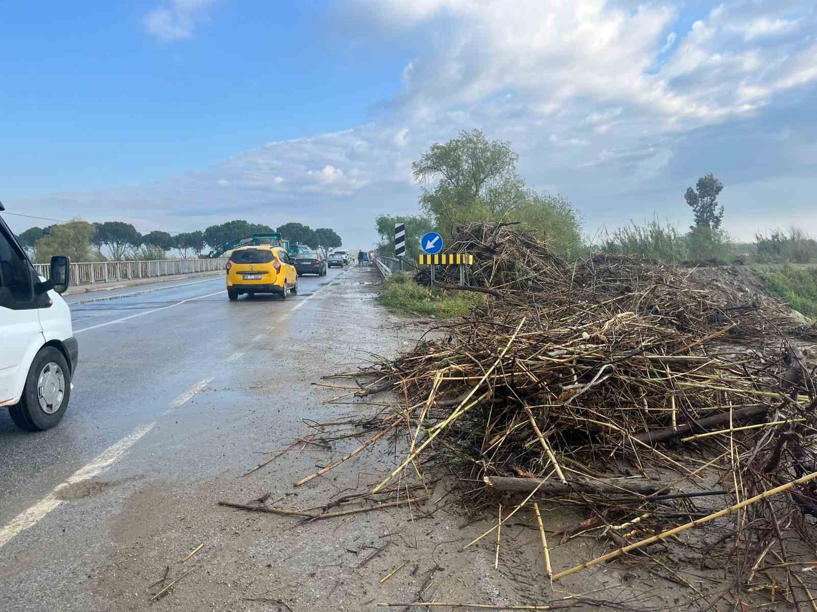 Menderes Nehri taştı, İncirliova-Koçarlı yolu sular altında kaldı
