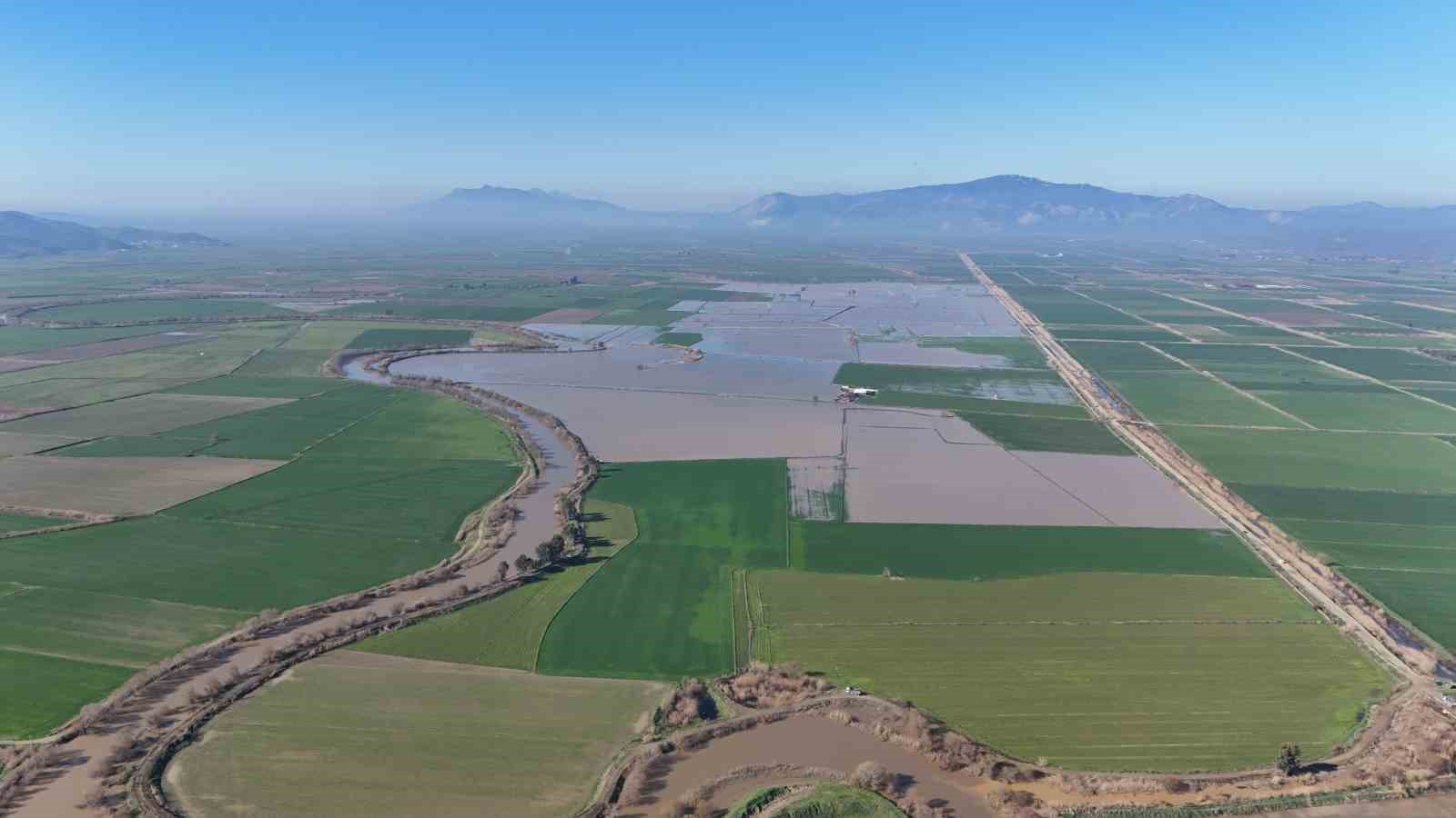 Menderes taştı, yüzlerce dönüm sular altında kaldı
