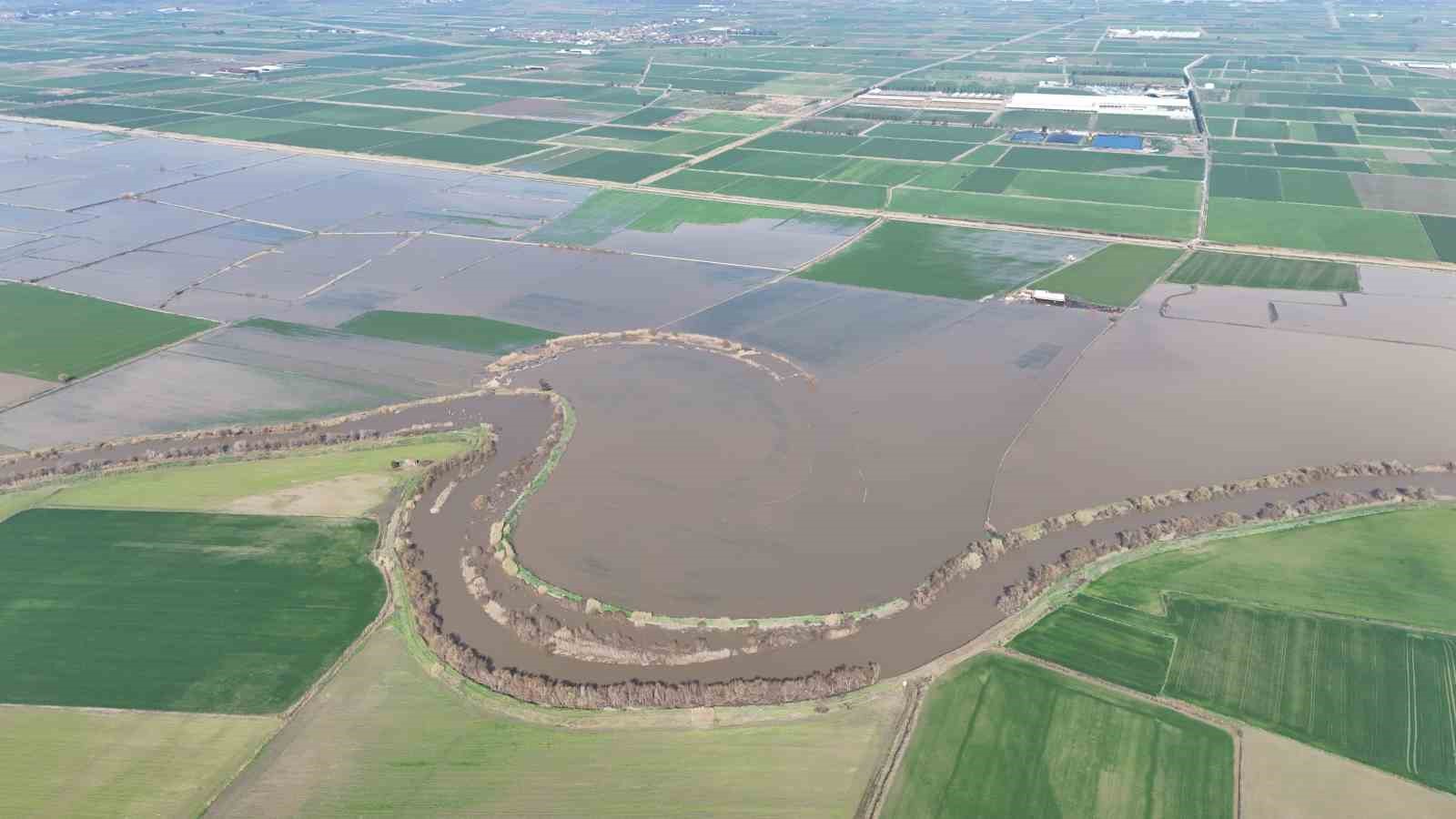 Menderes taştı, yüzlerce dönüm sular altında kaldı
