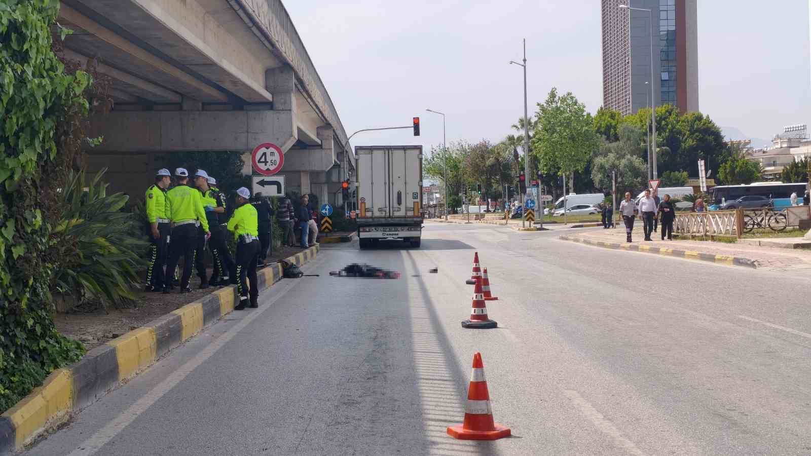 Mendil sattığı ışıkta tırın altında kalan yaşlı katdın öldü, kaza anı güvenlik kamerasında
Mendil sattığı ışıkta tırın altında kalan yaşlı katdın öldü, kaza anı güvenlik kamerasında