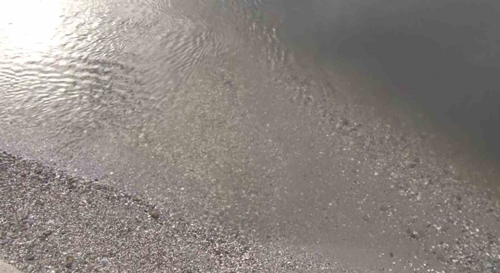 Menekşe sahilinde sular çekildi, tekneler geçişlerde zorluk yaşadı
