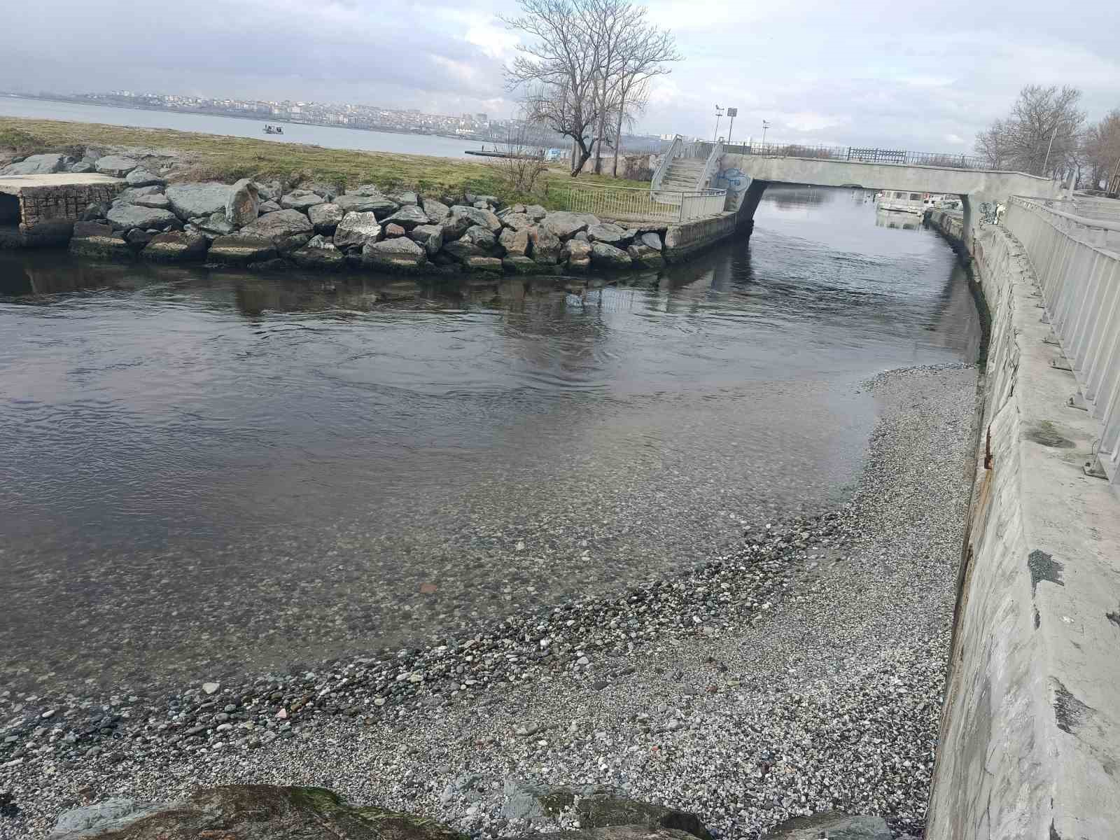 Menekşe sahilinde sular çekildi, tekneler geçişlerde zorluk yaşadı
