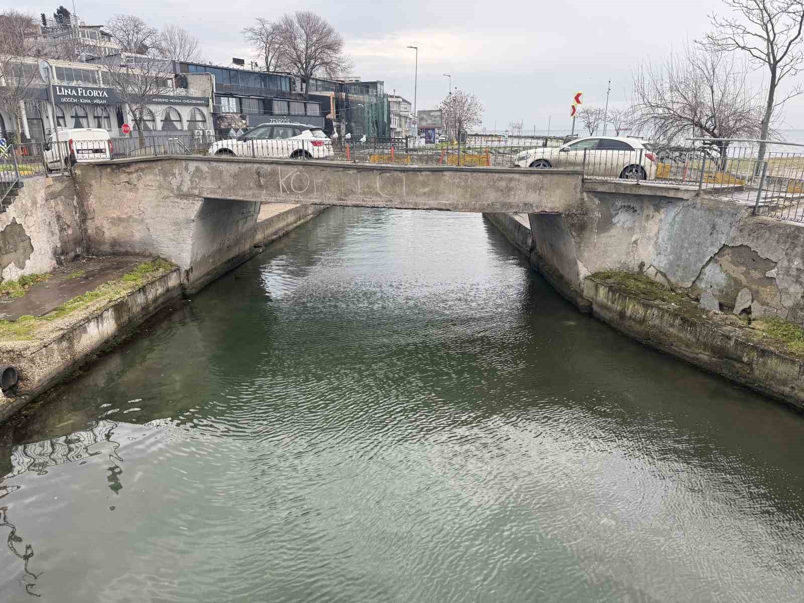 Menekşe sahilinde teknelerin geçiş sorunu balıkçıları canından bezdirdi: "İBB’ye başvurduk ama gelen giden yok"
