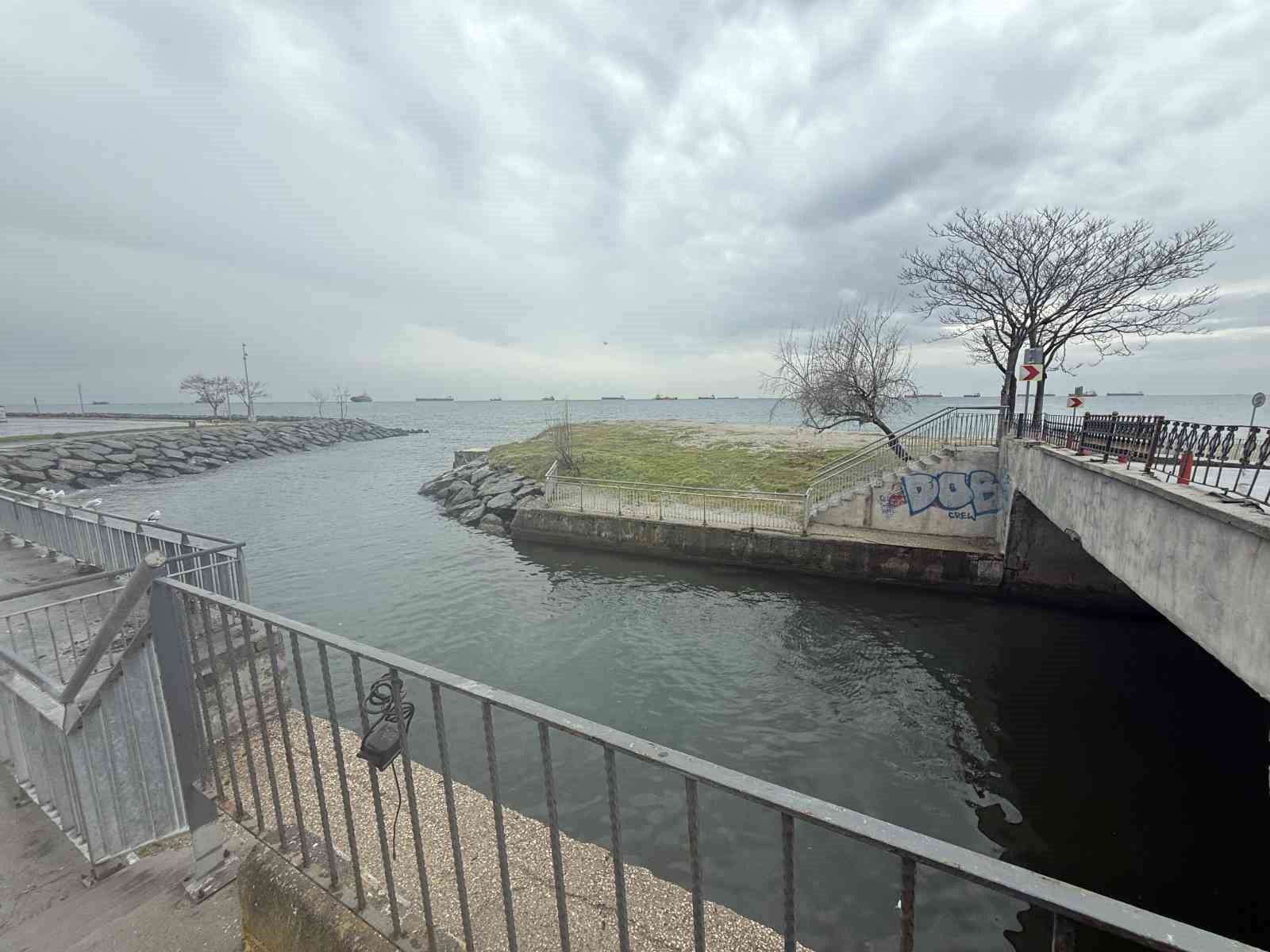 Menekşe sahilinde teknelerin geçiş sorunu balıkçıları canından bezdirdi: "İBB’ye başvurduk ama gelen giden yok"
