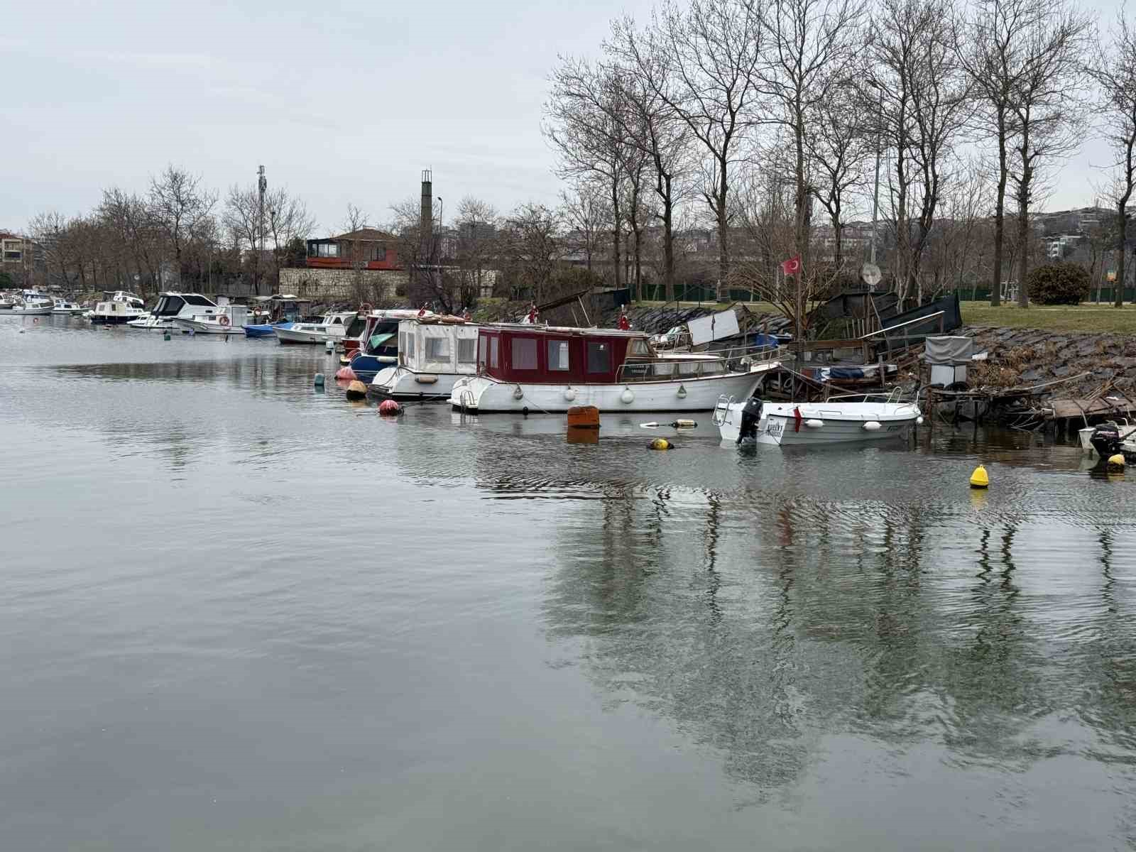 Menekşe sahilinde teknelerin geçiş sorunu balıkçıları canından bezdirdi: "İBB’ye başvurduk ama gelen giden yok"

