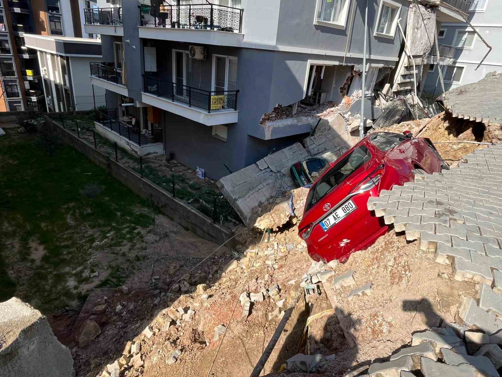 Menemen’de istinat duvarı çöktü: 151 kişi tahliye edildi
