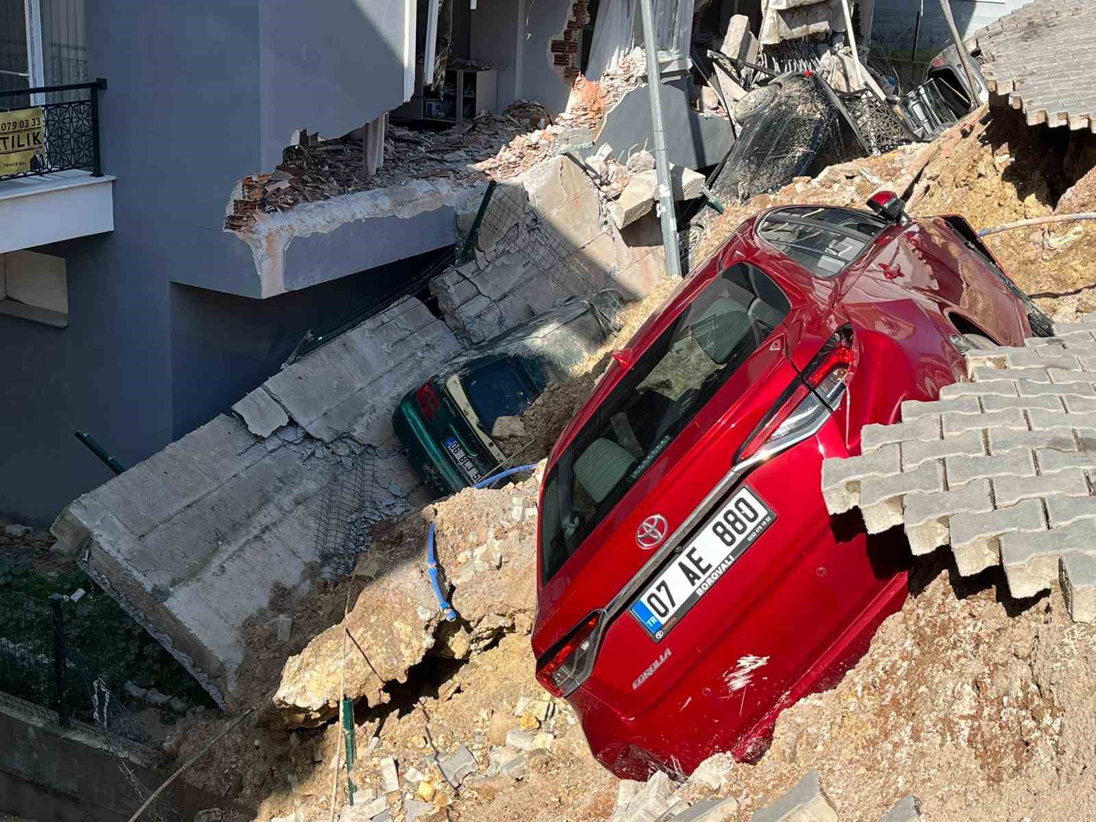 Menemen’de istinat duvarı çöktü: 151 kişi tahliye edildi
