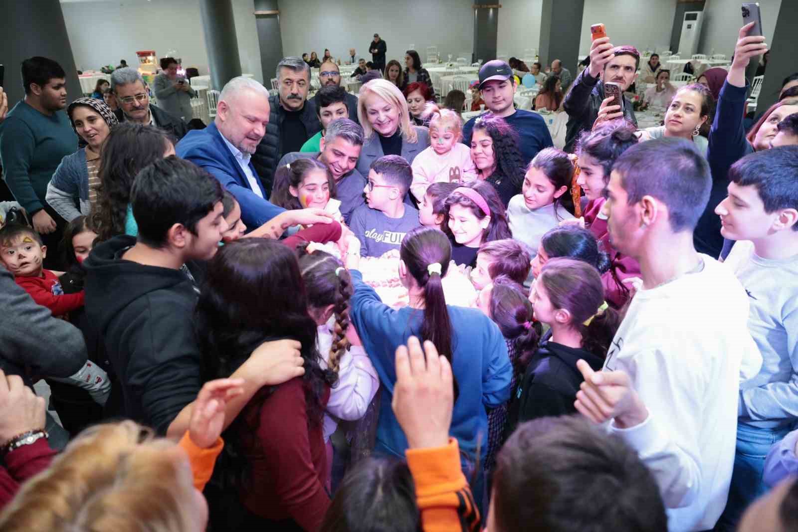 Menemen’de özel çocukların karne sevinci yürekleri ısıttı
