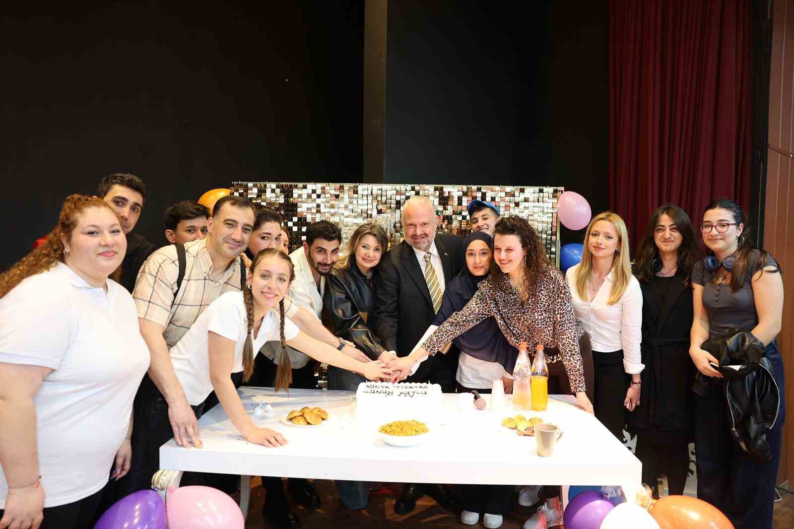 Menemenli oyuncular sahnede yıldızlaştı
