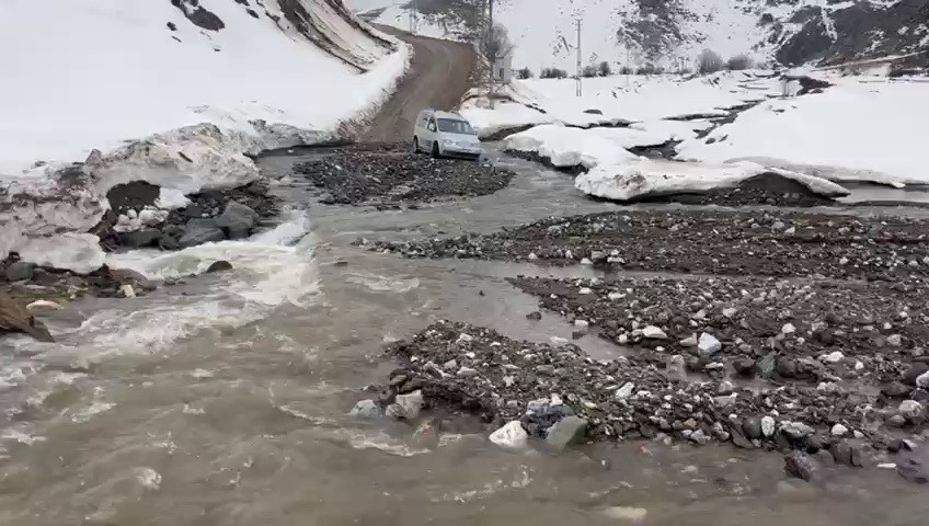 Menfez olmayan yolda sel: Araçlar mahsur kaldı
