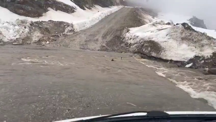 Menfez olmayan yolda sel: Araçlar mahsur kaldı
