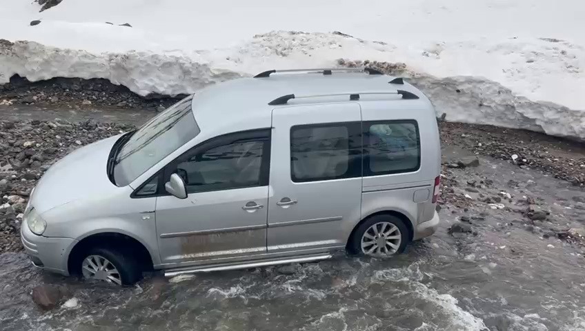 Menfez olmayan yolda sel: Araçlar mahsur kaldı
