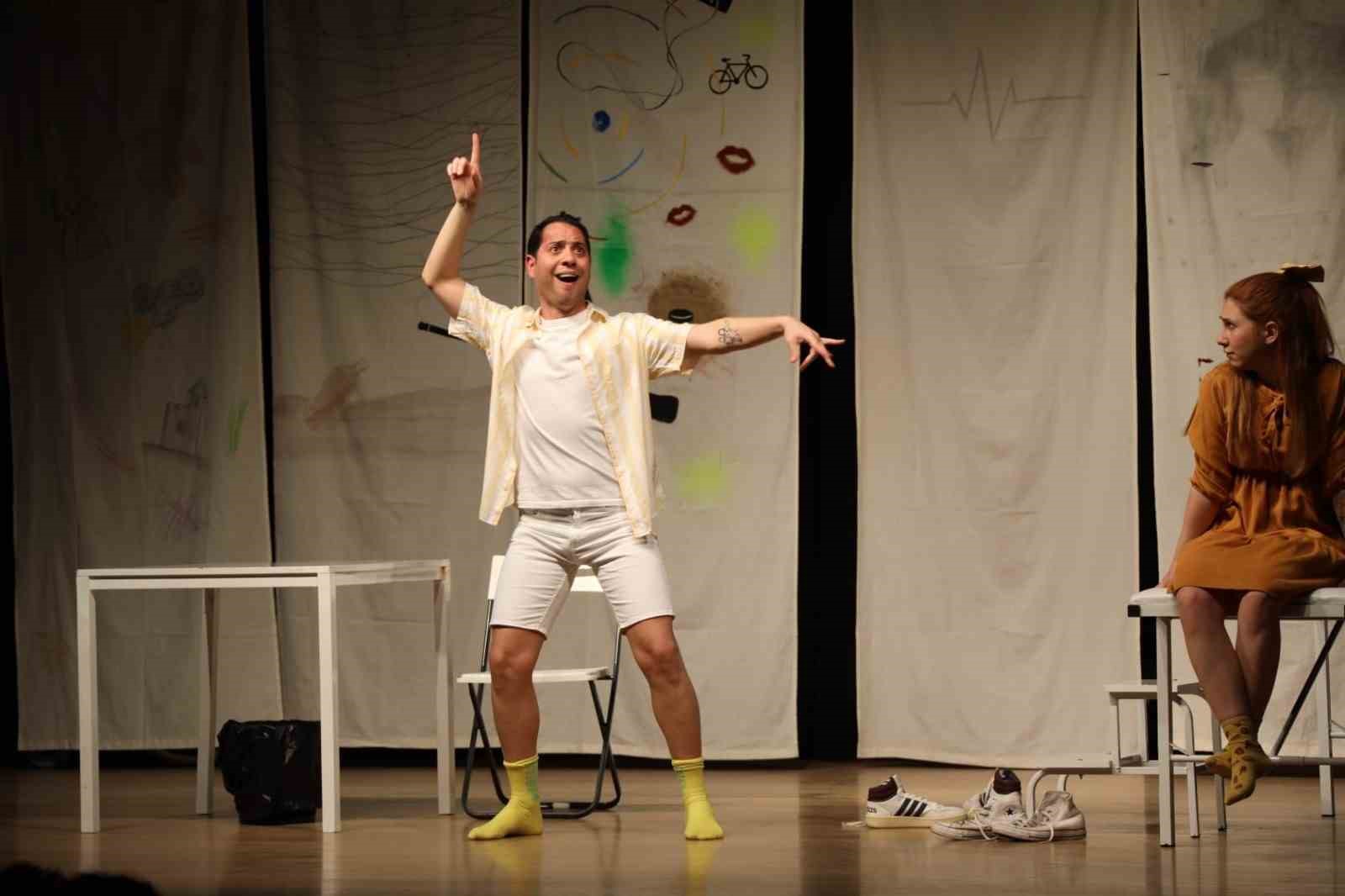 Menteşe Belediye Tiyatrosu "Çocuk Parkı Yaraları" ile Fethiye’de sahne aldı
