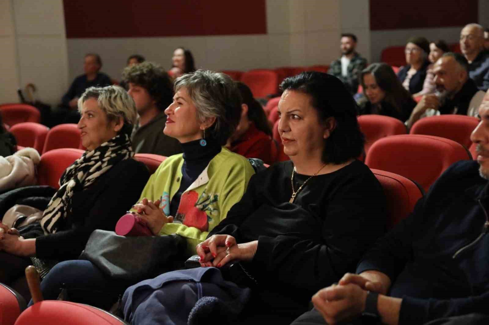 Menteşe Belediye Tiyatrosu "Çocuk Parkı Yaraları" ile Fethiye’de sahne aldı
