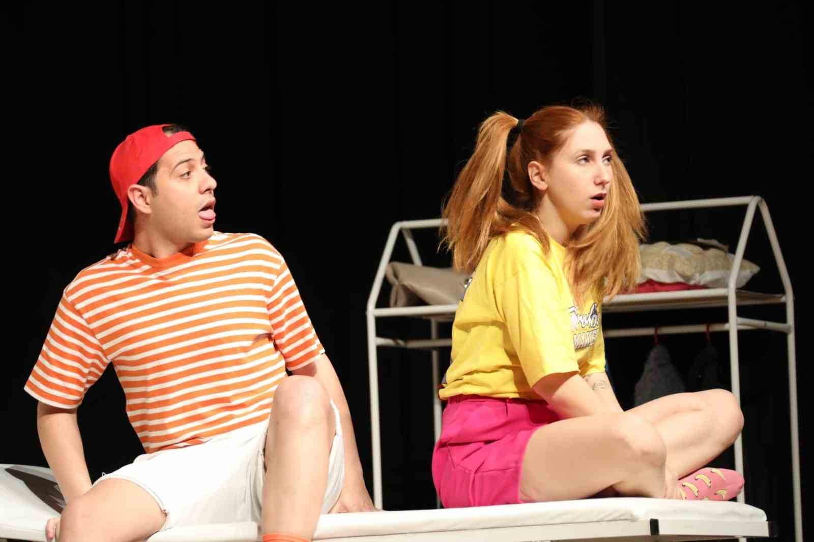 Menteşe Belediye Tiyatrosu "Çocuk Parkı Yaraları" ile Fethiye’de sahne aldı
