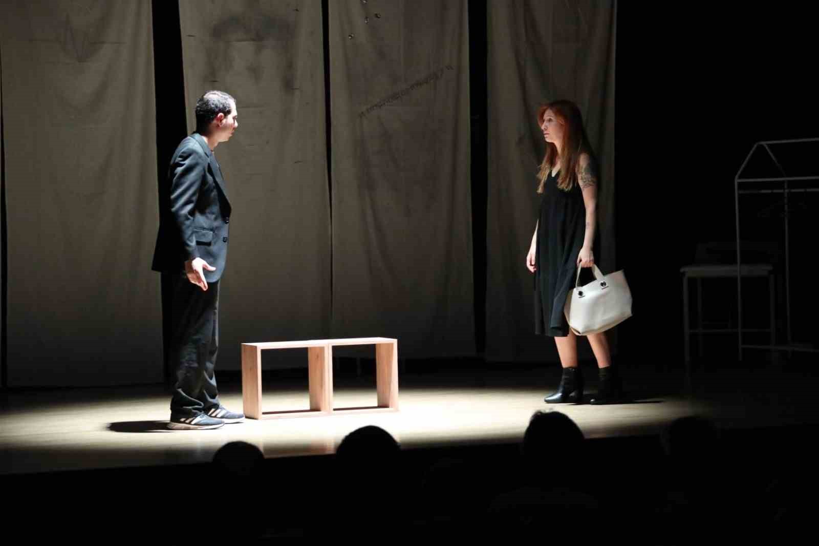 Menteşe Belediye Tiyatrosu "Çocuk Parkı Yaraları" ile Fethiye’de sahne aldı
