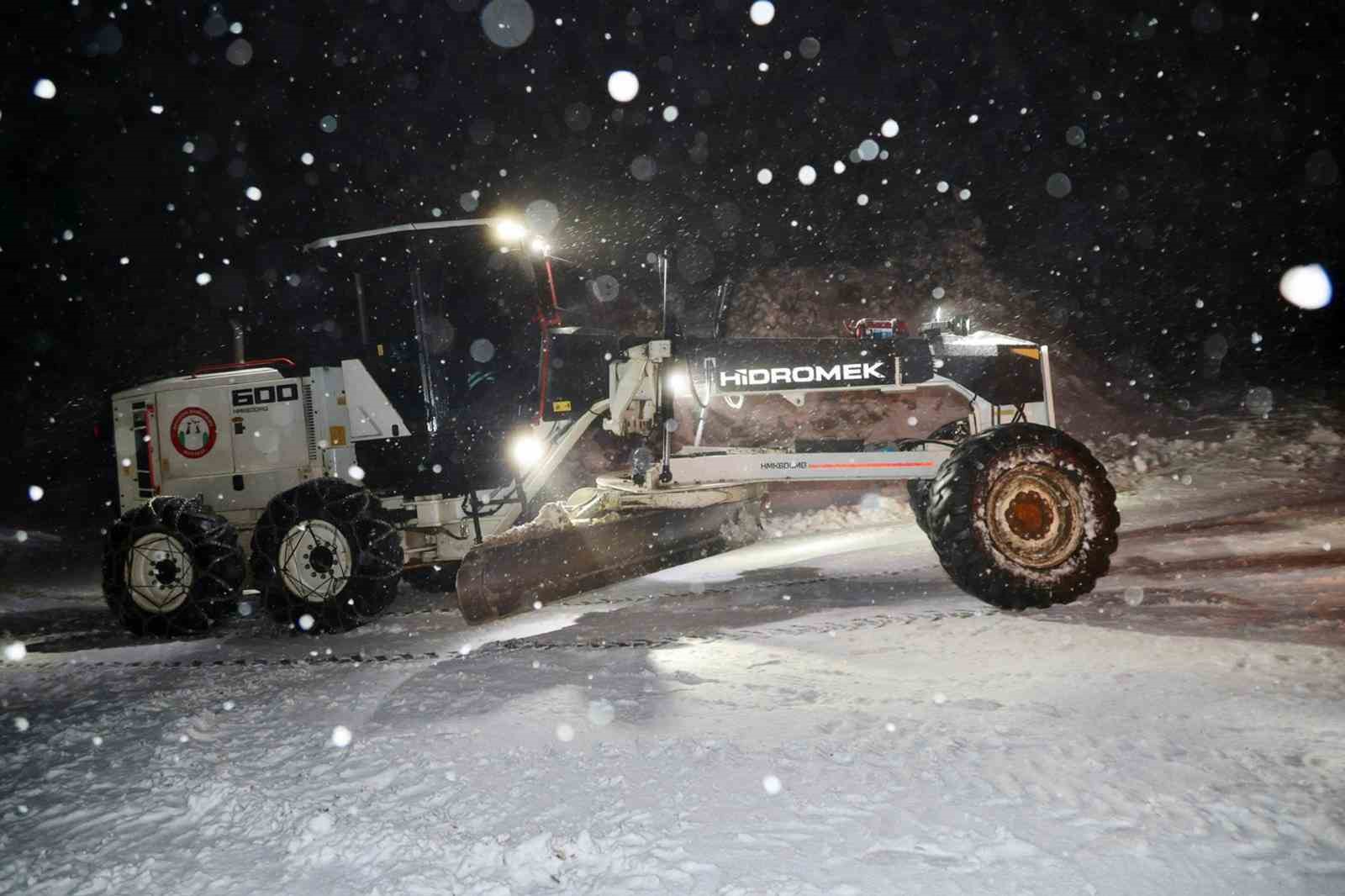 Menteşe Belediyesi ekipleri gece boyunca kar ile mücadele etti
