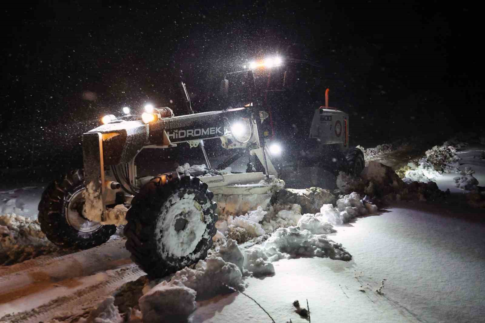 Menteşe Belediyesi ekipleri gece boyunca kar ile mücadele etti
