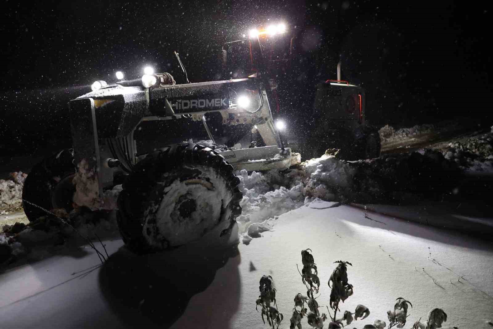 Menteşe Belediyesi ekipleri gece boyunca kar ile mücadele etti
