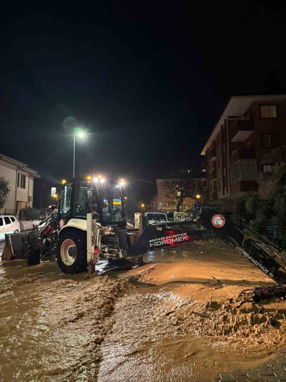 Menteşe Belediyesi ekipleri gece boyunca mesai yaptı
