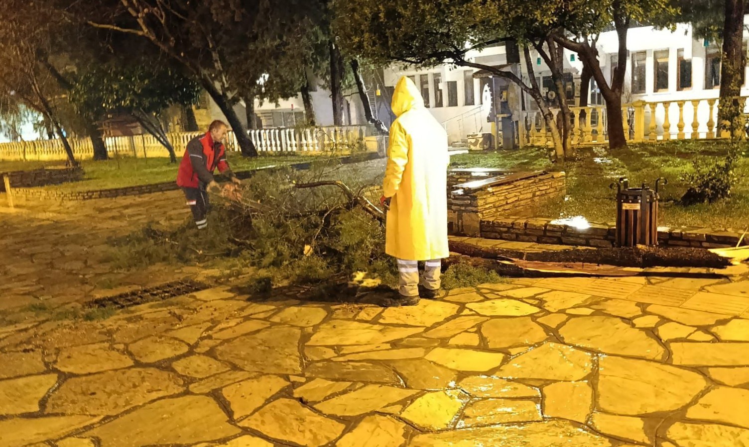 Menteşe Belediyesi ekiplerinden, 24 saatlik kesintisiz müdahale
