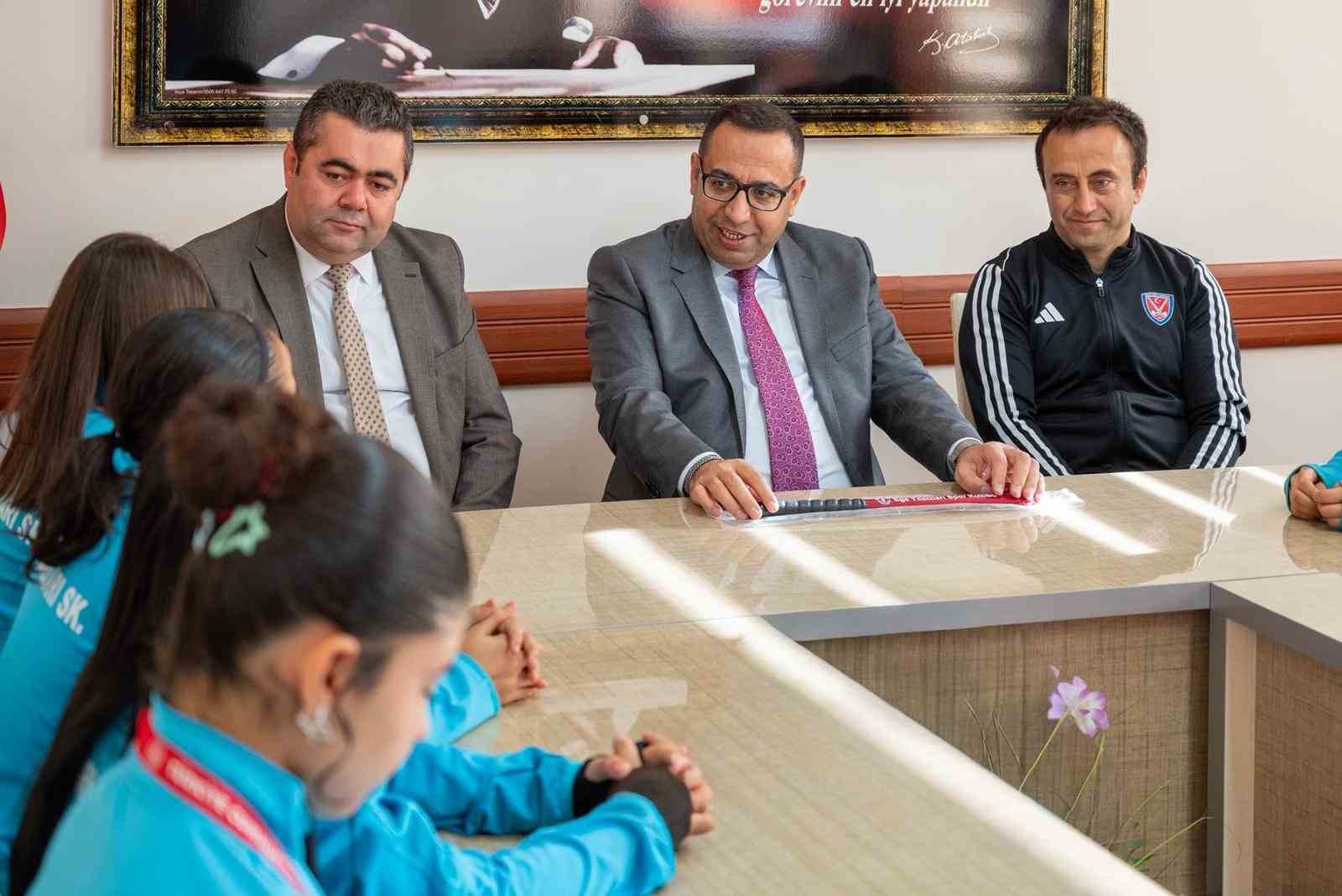 Menteşe Cumhuriyet Ortaokulu Hokey Takımı, Türkiye yarı finalleri yolunda
