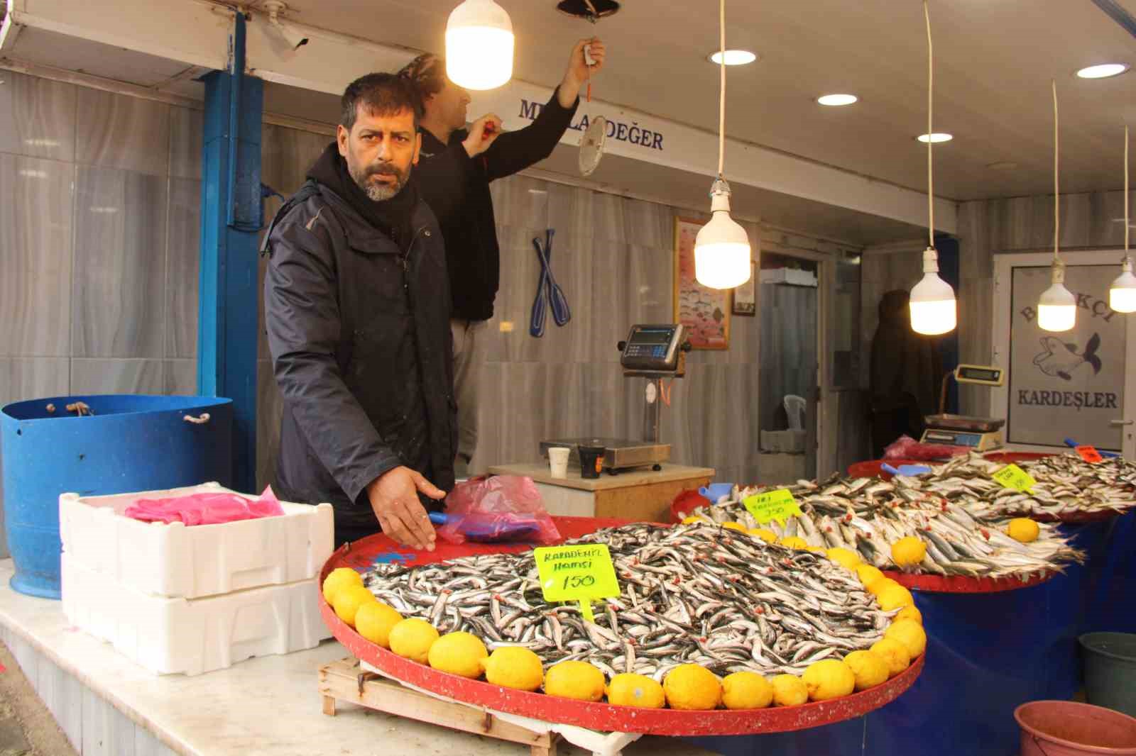 Menteşe pazarında hamsi ucuzladı
