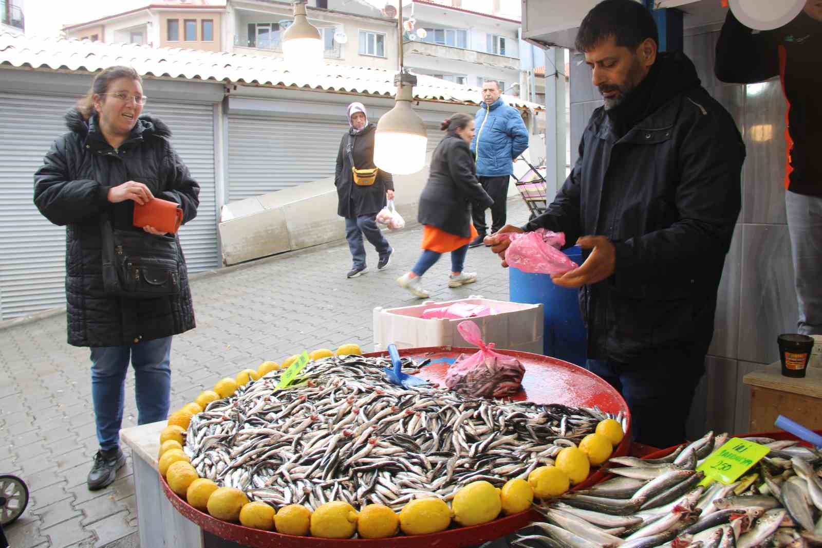 Menteşe pazarında hamsi ucuzladı
