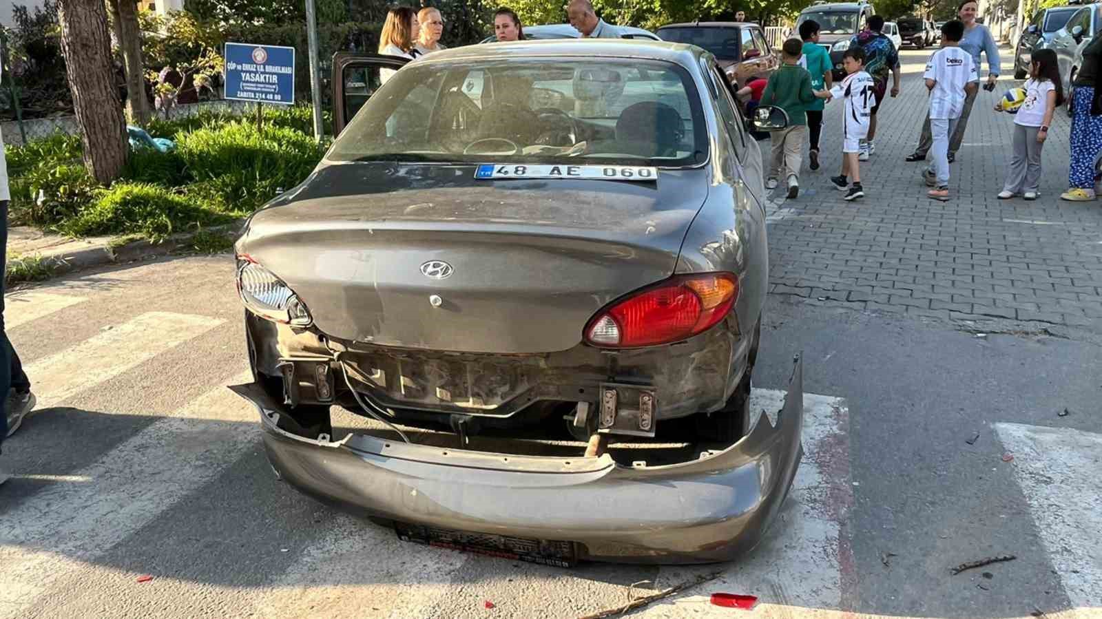 Menteşe’de araçlar birbirine girdi: 2 yaralı
