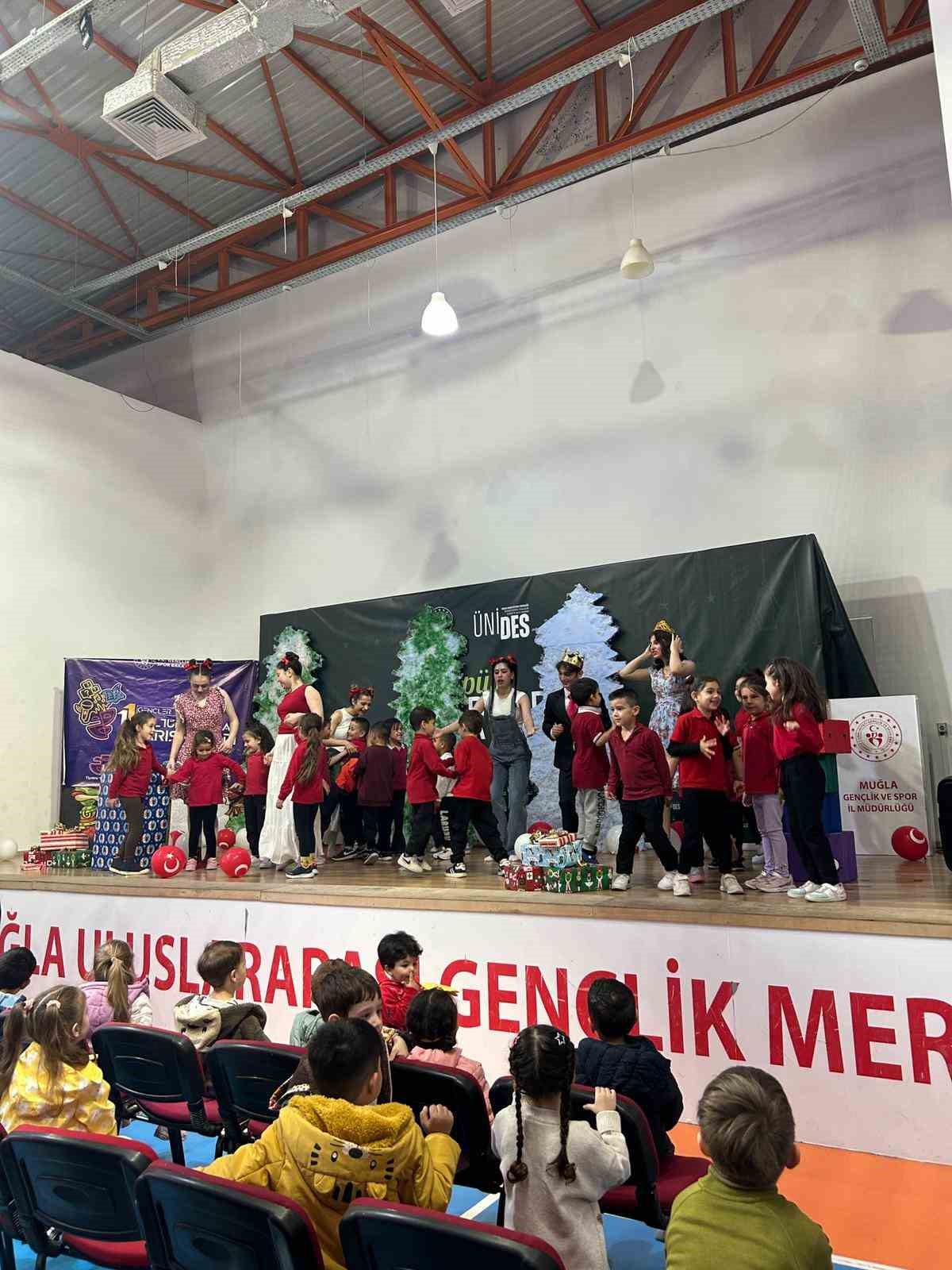 Menteşe’de çocuk tiyatrosu ilgiyle izlendi
