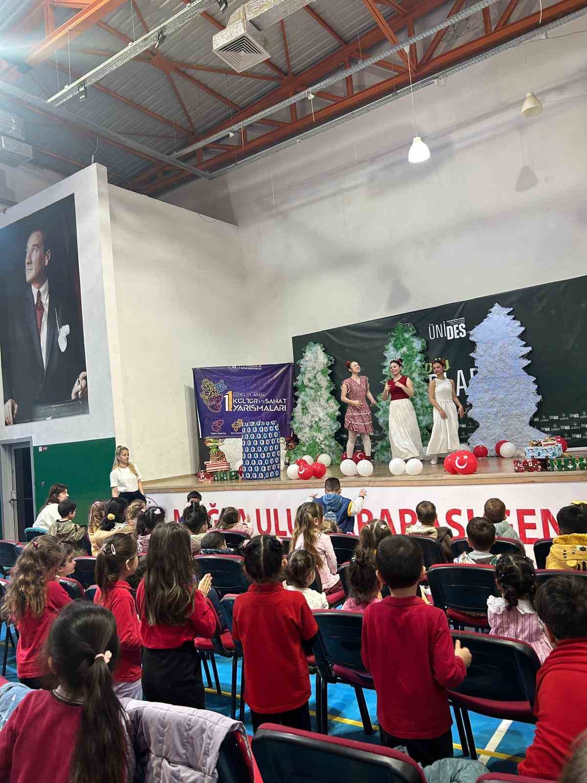 Menteşe’de çocuk tiyatrosu ilgiyle izlendi
