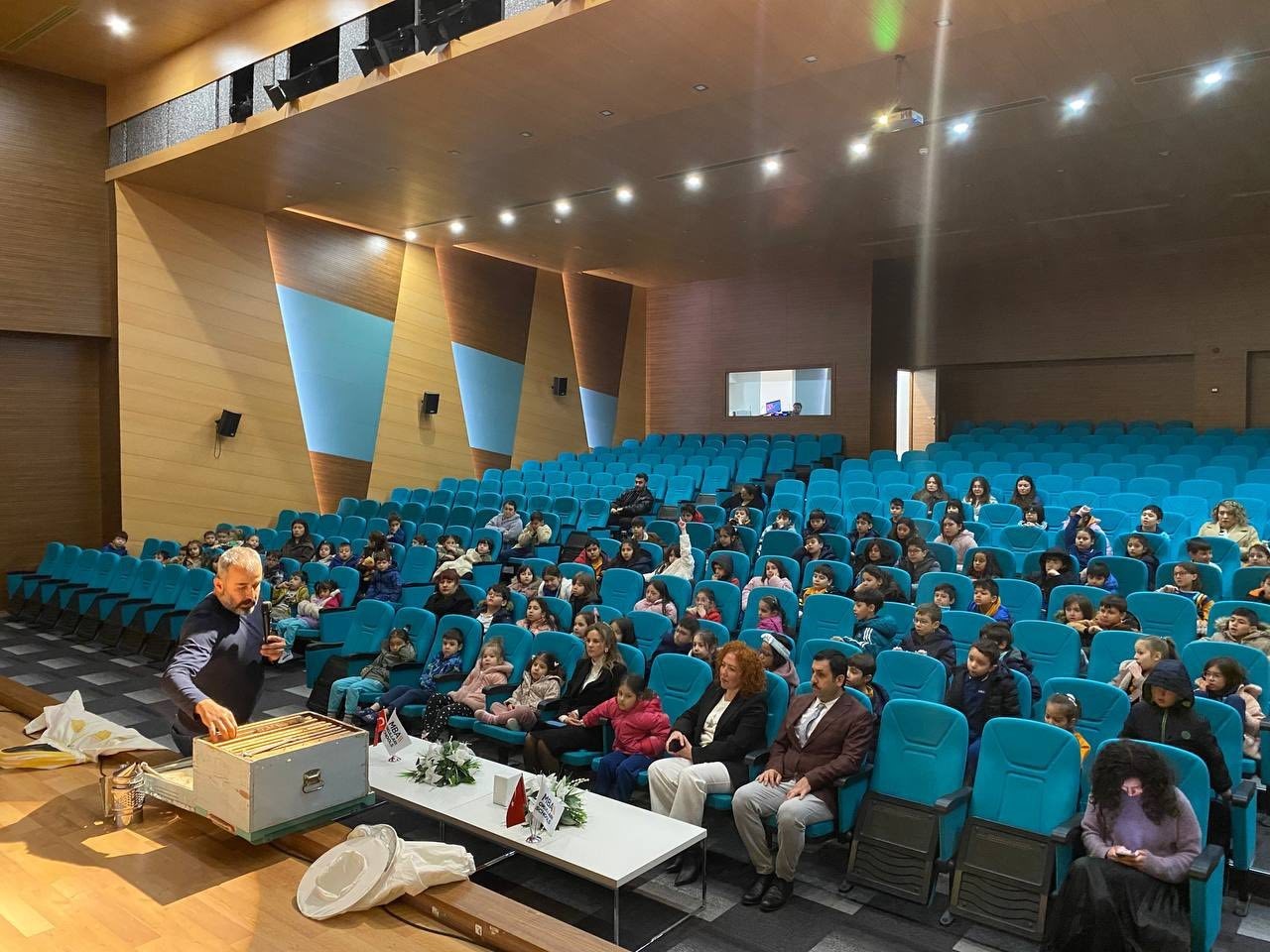 Menteşe’de çocuklar arıların dünyasını keşfetti
