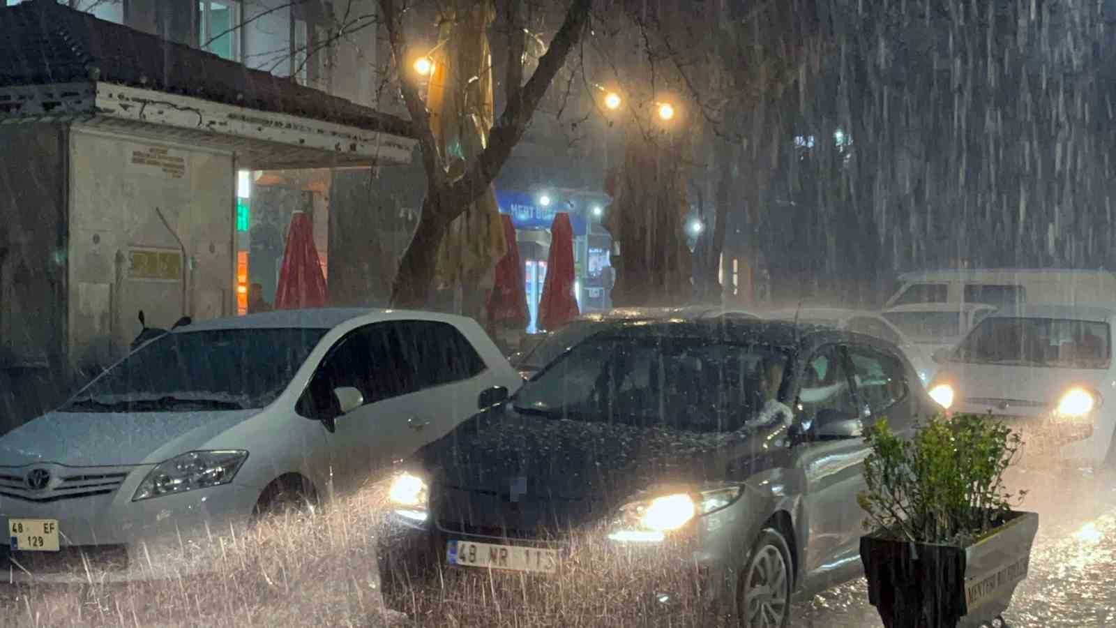 Menteşe’de dolu ve sağanak
