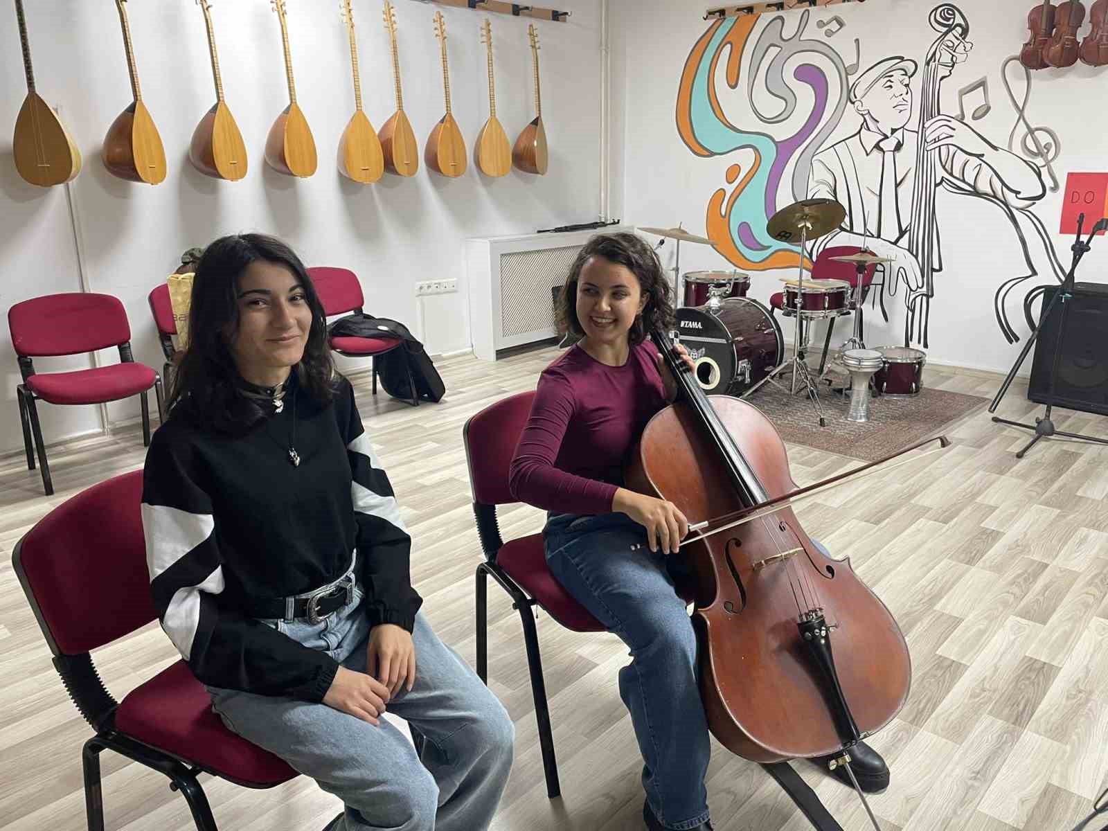 Menteşe’de gençler sanatla buluşuyor
Menteşe’de gençler sanatla buluşuyor