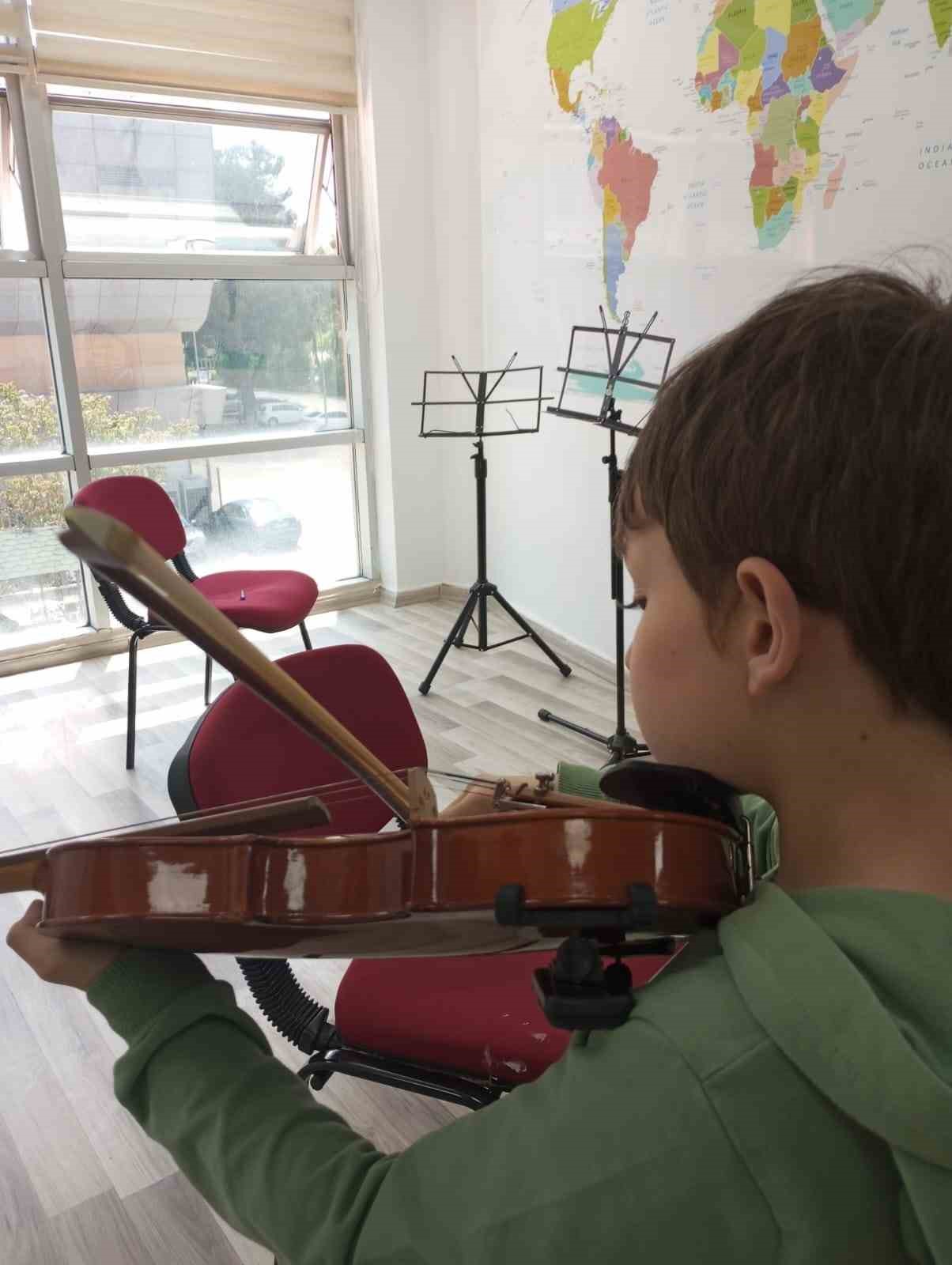 Menteşe’de gençler sanatla buluşuyor
Menteşe’de gençler sanatla buluşuyor